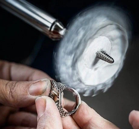 Jewelry Surface Finishes Explained: Polished, Matte, Brushed and Hammered