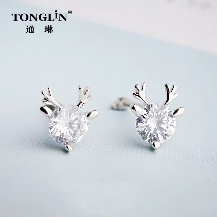 Custom designed 18K Gold diamond moose earrings beautifully combine natural aesthetics with sparkling diamonds